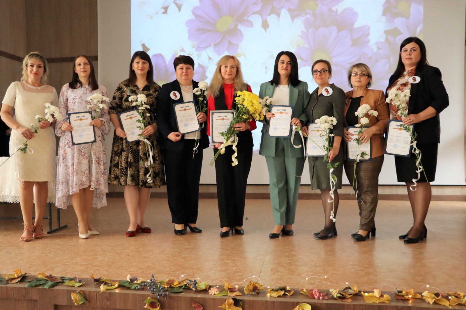 În această zi specială, Vă dorim să purtați și în continuare cu cinste și demnitate onorificul titlu de semănători ai Cunoștințelor, Frumosului și Binelui!